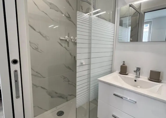 - Spacious And Well Equipped 3* Viroflay